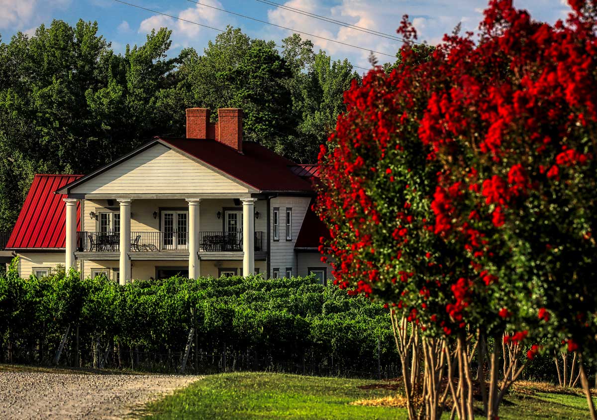 Rosemont Winery building and crepe myrtles.